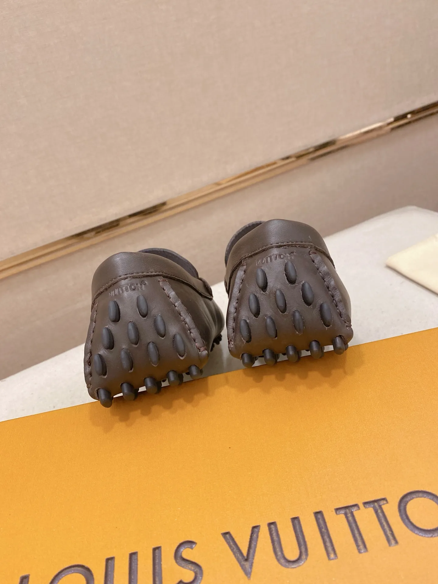 Factory price: 500💰High-end quality! LV 🆕🆕Exclusive hot-selling products in stock🔥🔥New products on the shelves, high-quality Ferragamo men's pea shoes, high-end casual driving shoes, with complete packaging! 💪 💪 Material: imported first-layer cowhide 🐂 + imported high-quality buffalo leather lining + wear-resistant outsole 👍🏻👍🏻 Features: high-end and comfortable, purely handmade 🚀 🚀 Create the perfect shoes that suit you best 🔥 🔥 Size: (38-44) 45 standard size can be customized!